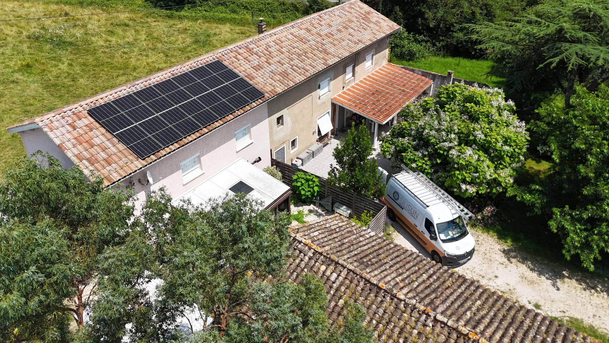 Toit tuile 6 kWc autoconsommation avec revente de surplus à Taponas | SILISUN