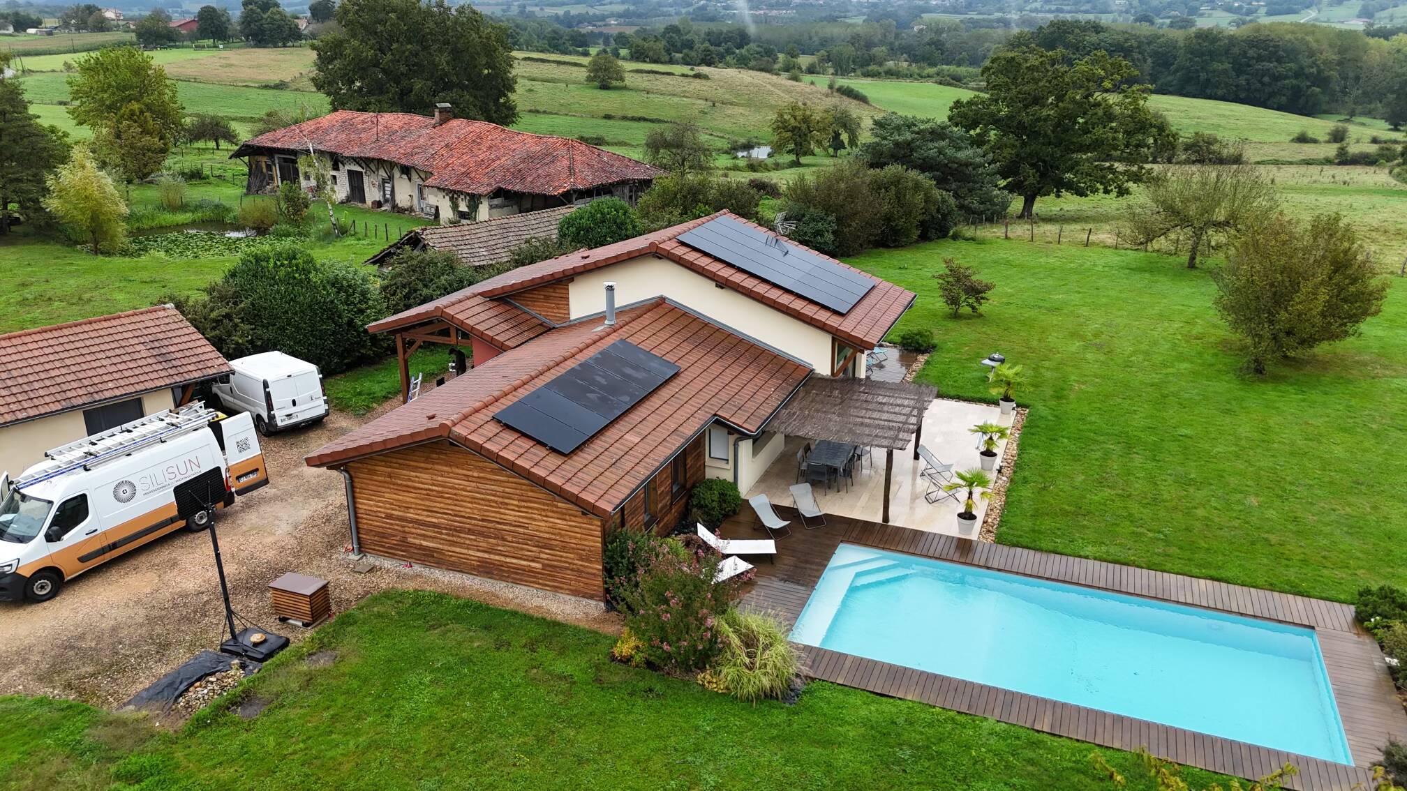 Toit tuile 8 kWc autoconsommation avec revente de surplus à Coligny | SILISUN