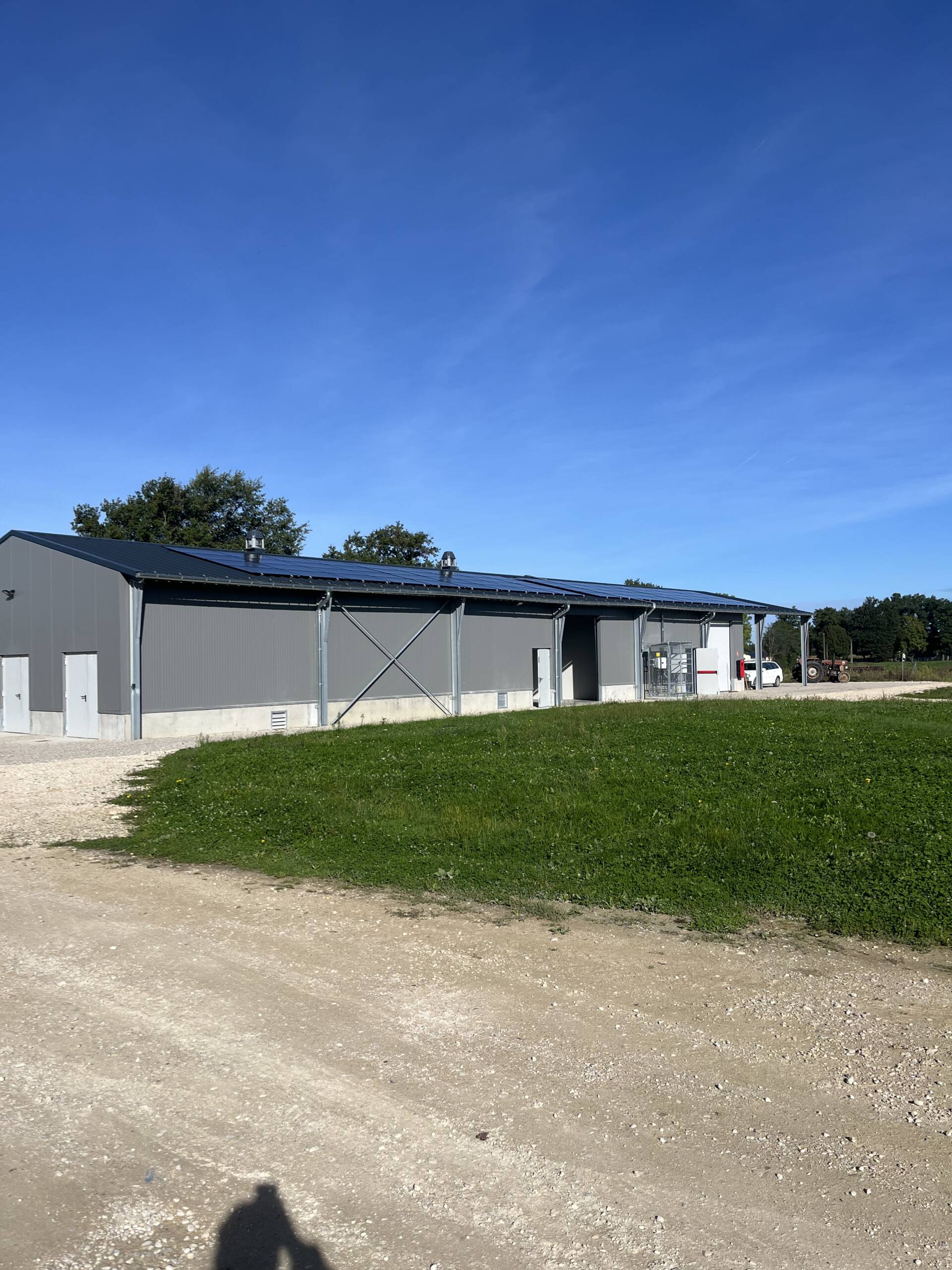 Toit bac acier – 300 kWc autoconsommation revente de surplus a Bechane l SILISUN