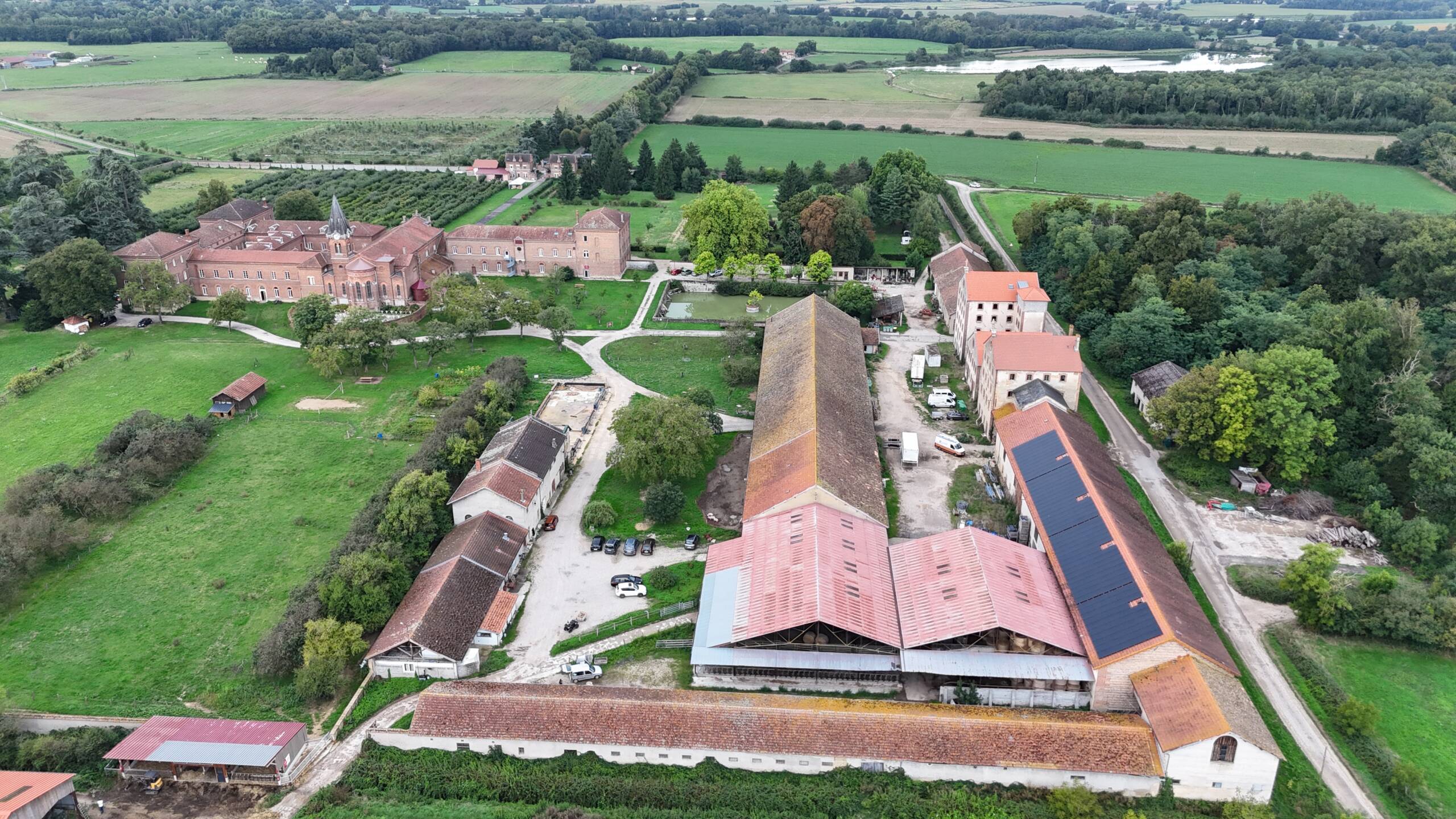 Toit tuile 100 kWc à l&rsquo;abbaye des Dombes de le Plantay  | SILISUN