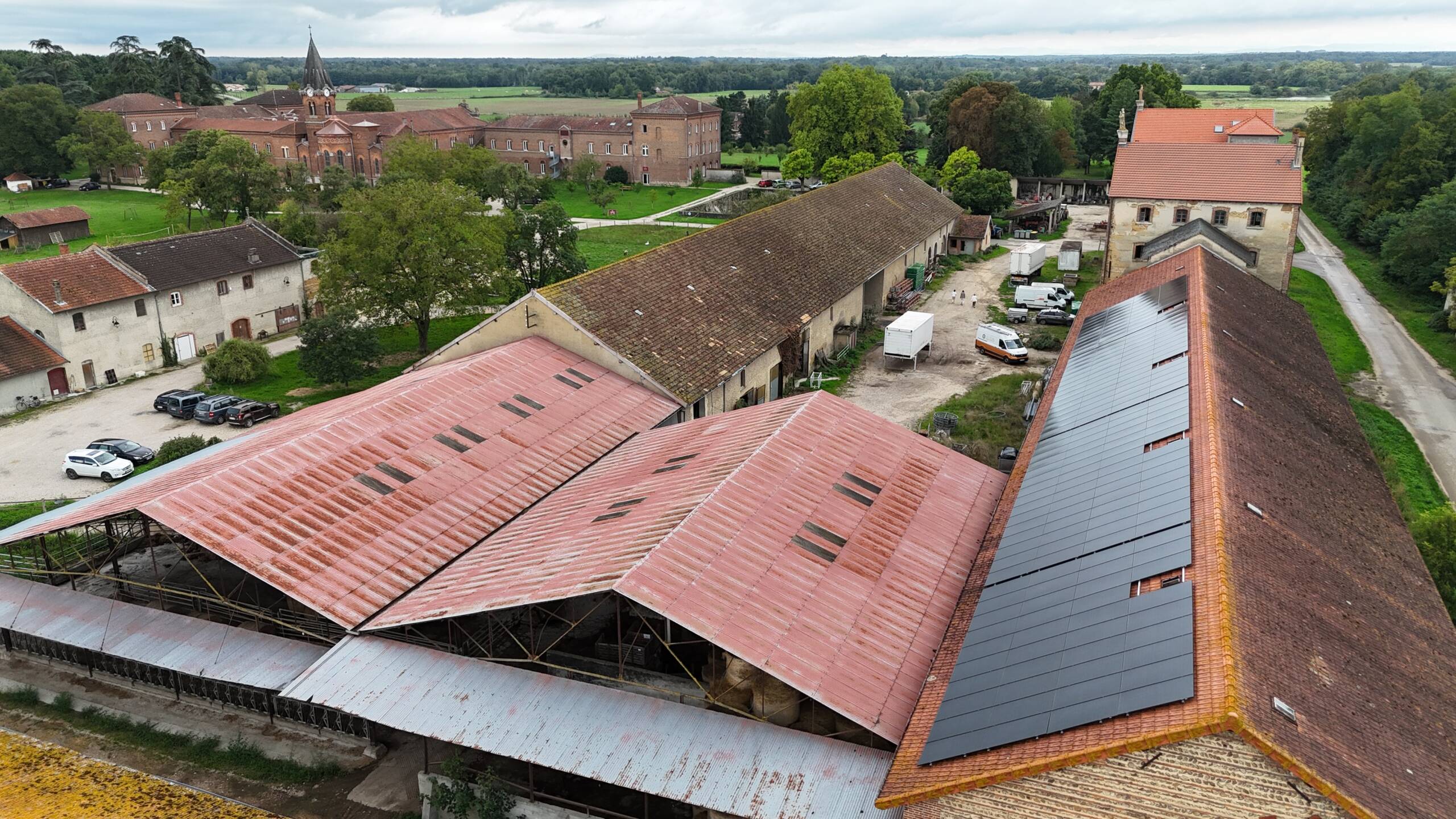 Toit tuile 100 kWc autoconsommation avec revente de surplus à le Plantay | SILISUN